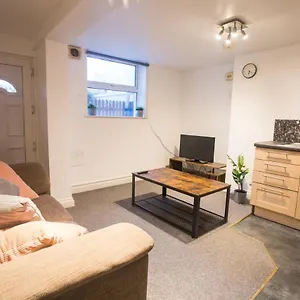 Flat 1, 4 Warden Rd Apartment