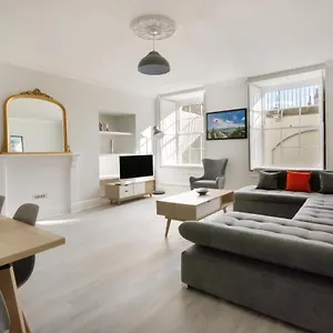 Free Parking! Very Large 2 Bedroom Clifton Flat Apartment